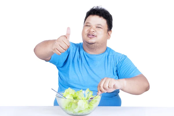 Kövér ember eszik saláta 2 — Stock Fotó