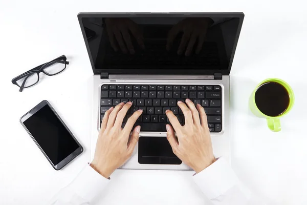 Handen met behulp van laptopcomputer — Stockfoto