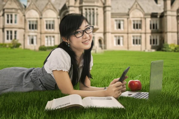 Студент, обучающийся в университетском парке — стоковое фото
