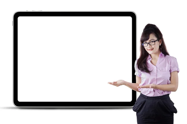 Pretty businesswoman showing empty board — Stock Photo, Image