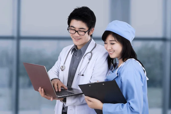 Zwei medizinische Mitarbeiter arbeiten zusammen — Stockfoto