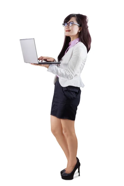 Young entrepreneur with laptop in studio — Stock Photo, Image