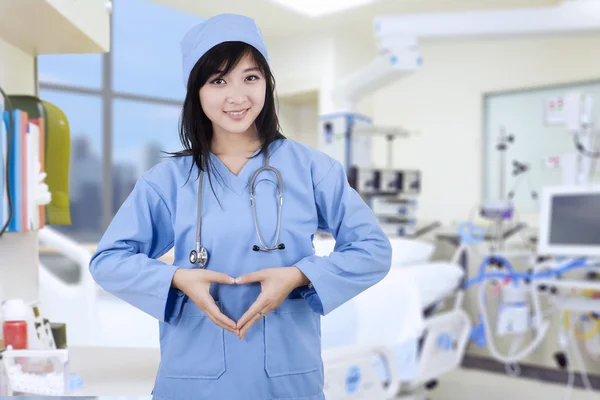 Young surgeon makes heart symbol — Stock Photo, Image