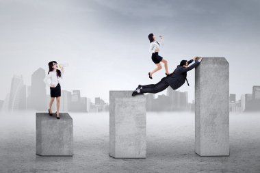 Onun çalışanlara bağırarak iş lider