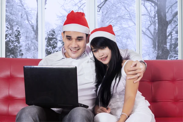 Привлекательная пара купить онлайн в зимний день — стоковое фото