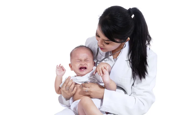 Bebé llorando cuando visita al médico — Foto de Stock