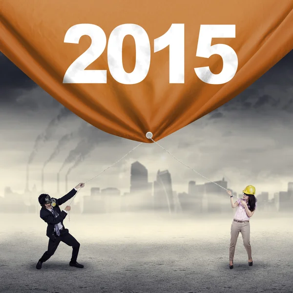 Business people dragging number 2015 — Stock Photo, Image