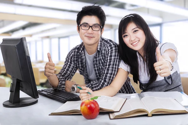 Estudiantes alegres mostrando pulgares hacia arriba 1 — Foto de Stock