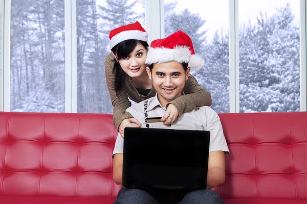 Couple buy online in winter day — Stock Photo, Image