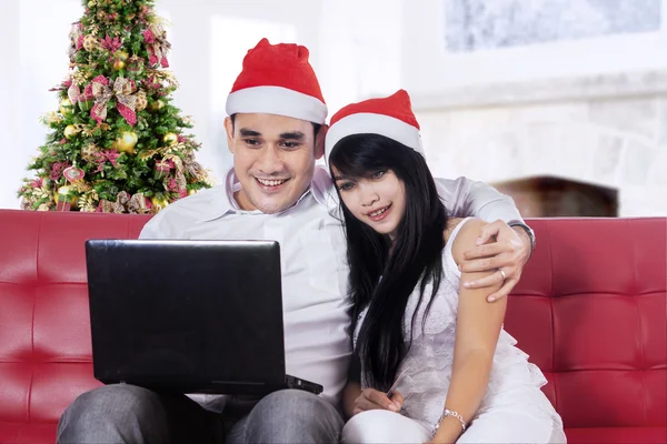 Paar kauft am Weihnachtstag online ein — Stockfoto