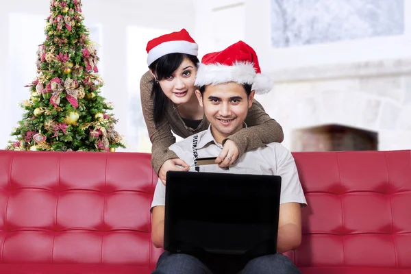 Couple assis sur canapé et acheter en ligne — Photo