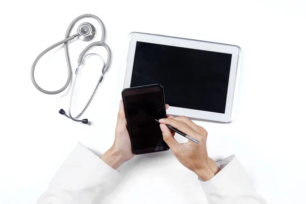 Руки врача работают со смартфоном — стоковое фото