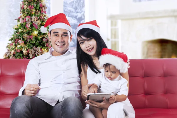 Family wearing christmas hat in home — Stock Photo, Image