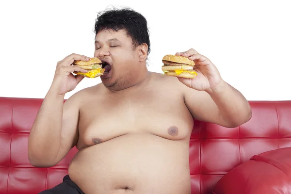 Lakomý tlustý muž jíst hamburger 2 — Stock fotografie
