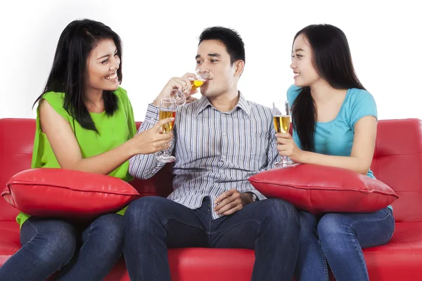 Grupo de asiático adolescente bebiendo champán —  Fotos de Stock