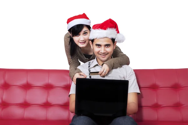 Happy woman and her boyfriend buy online — Stock Photo, Image