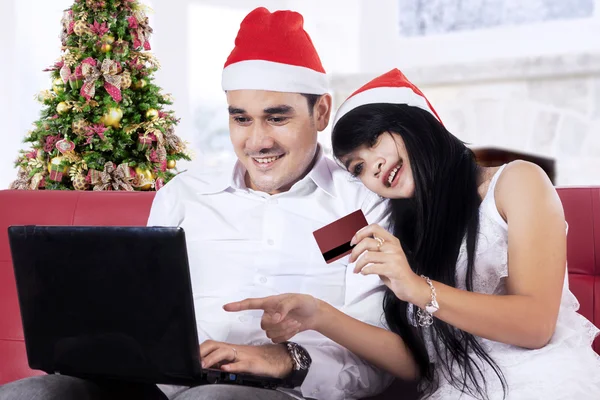 Hispanic couple shopping online in christmas day — Stock Photo, Image