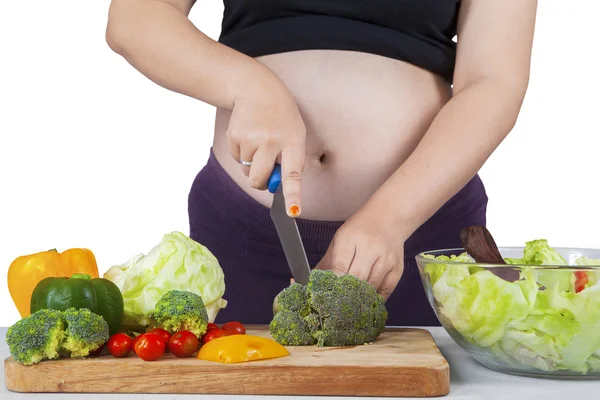 Mulher grávida cozinhar salada — Fotografia de Stock