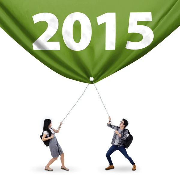 Students pulling number 2015 in studio — Stock Photo, Image