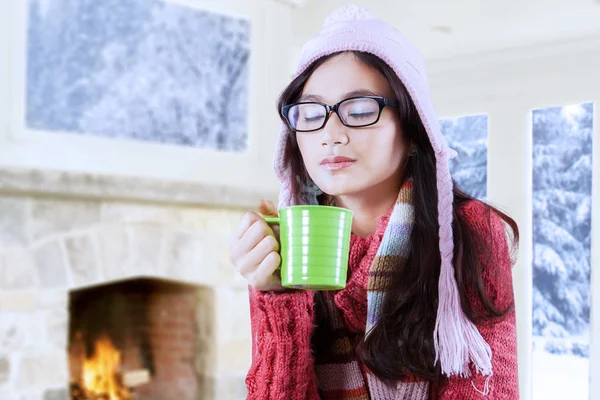 Beauty girl drinking hot beverage — Stock Photo, Image