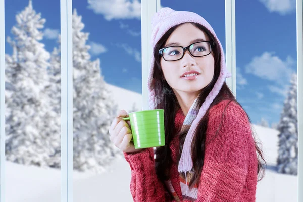 Mädchen in Winterkleidung trinkt heißes Getränk — Stockfoto