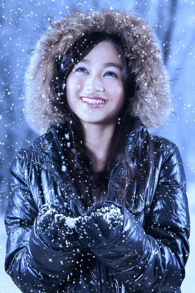 Mulher feliz com casaco de pele sob queda de neve — Fotografia de Stock