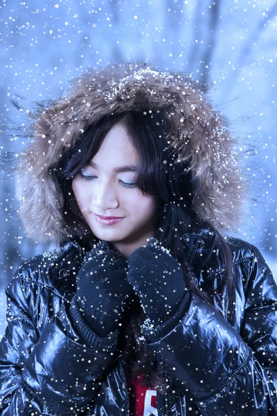 Krásná žena v zimě parku — Stock fotografie
