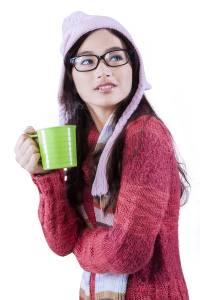 Mooi meisje hete thee drinken in de studio — Stockfoto