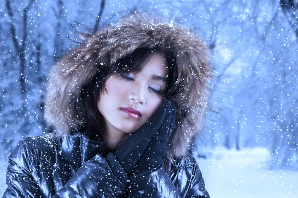 Pretty woman in winter clothes — Stock Photo, Image