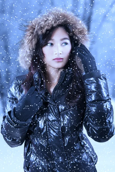 Sweet girl with winter clothes under snowfall — Stock Photo, Image