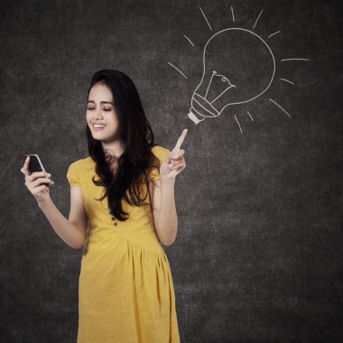 Asyalı kadın telefon mesajı okuma