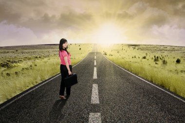 Otoban yol 4 ayakta işkadını