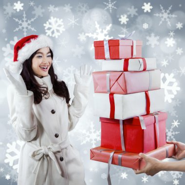 Neşeli kız birçok Noel hediye al