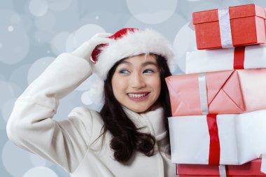 Santa şapka ve hediye kutuları ile kız