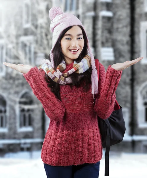 Aantrekkelijke vrouwelijke student in warme kleren — Stockfoto