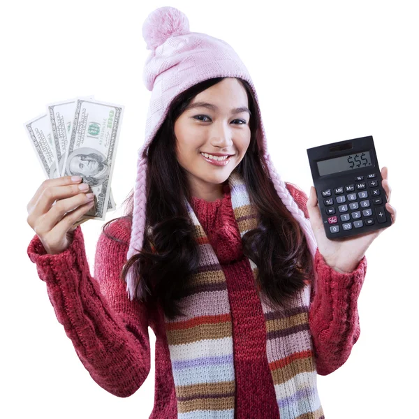 Chica con calculadora y dinero dólares — Foto de Stock