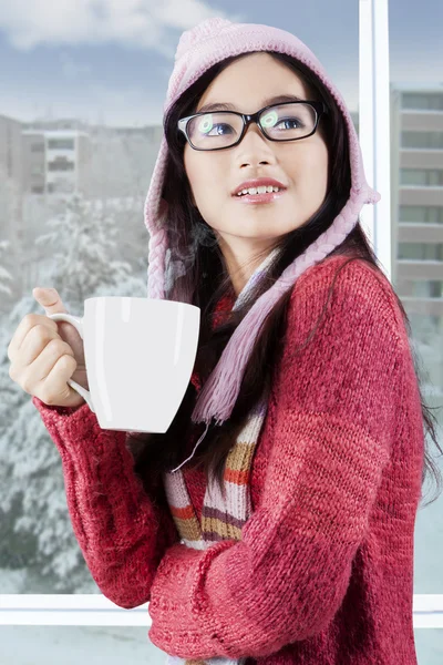 Menina lindo em roupas quentes desfrutar de café quente — Fotografia de Stock