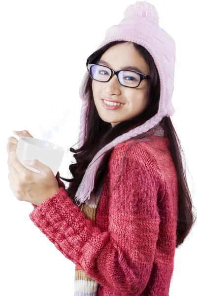 Kaunis aasialainen henkilö talvivaatteissa — kuvapankkivalokuva