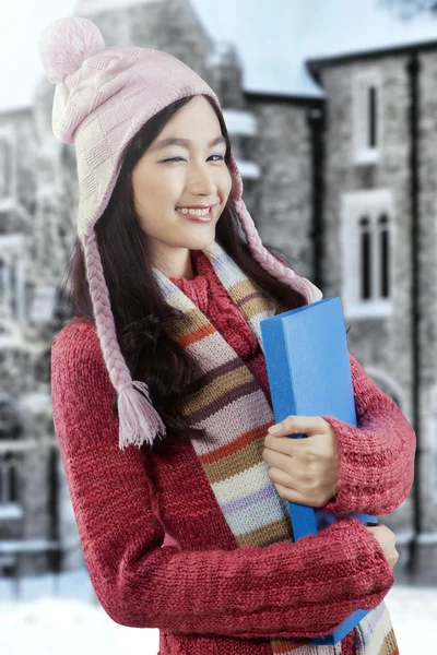 Estudante bonita vestindo suéter e piscar de olhos — Fotografia de Stock