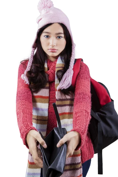 Studentin in warmer Kleidung zeigt leere Brieftasche — Stockfoto