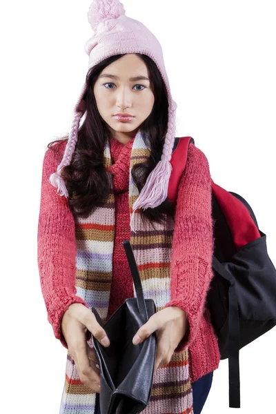 Student in warm clothes showing empty wallet — Stock Photo, Image