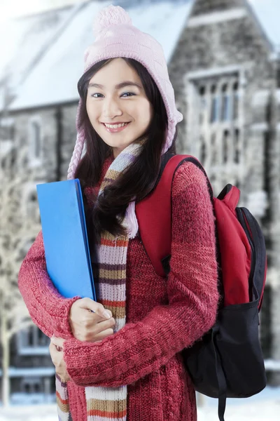 Dulce estudiante con suéter y bolsa de transporte —  Fotos de Stock