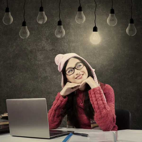 年轻的女学生的白日梦，在暖和的衣服 — 图库照片