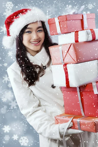 Vacker flicka som många julklappar — Stockfoto