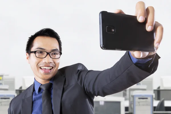 Empresário tomando auto retrato — Fotografia de Stock