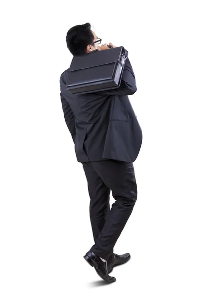 Empresario llevando maletín en estudio — Foto de Stock