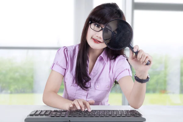 Geschäftsfrau beobachtet einen Computer — Stockfoto
