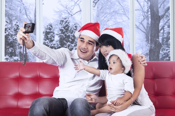 Joyful family taking picture together — Stock Photo, Image