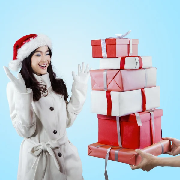 Chica alegre recibir regalo de Navidad — Foto de Stock