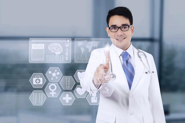 Mannelijke arts met behulp van medische interface — Stockfoto